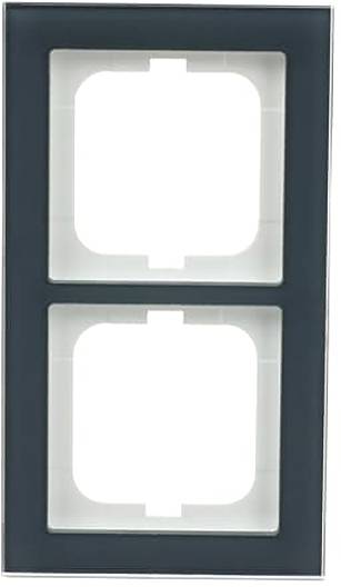 Ein schwarzer doppelter vertikaler Steckdosenrahmen mit zwei leeren Schlitzen, entwickelt für die Wandmontage oder Steckdossenabdeckungen, von vorne gezeigt.