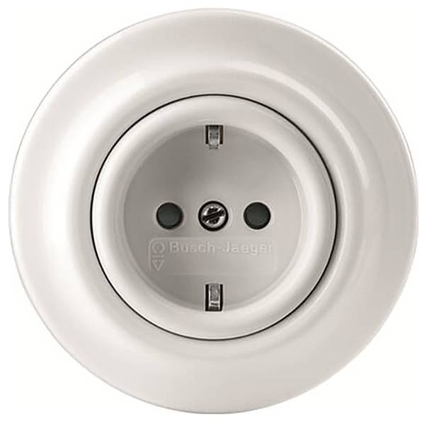 Eine runde weiße Steckdose mit zwei Stiftkontakten und einem Schutzleiterkontakt, konzipiert für europäische Stecker, gekennzeichnet mit „Busch-Jaeger
