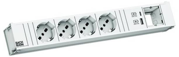 Ein weißes Steckerleistennetzteil mit vier europäischen Steckdosen und zwei USB-Anschlüssen an der Seite, entworfen für die Konnektivität mehrerer Geräte, mit „Bachmann