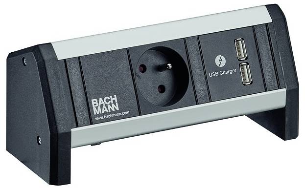 Eine schwarze und silberne Steckdosenleiste mit einer europäischen Steckdose und zwei USB-Ladeanschlüssen, mit der Marke „BACHMANN