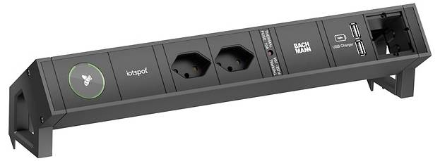 Schwarze Mehrfachsteckdosenleiste mit zwei europäischen Steckdosen, USB-Ladegerät und Netzwerkport, beschriftet mit „Bach Man