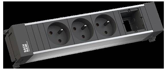 Ein Mehrfachstecker mit drei Steckdosen in schwarzem und silbernem Design, mit einem rechteckigen Schlitz auf der rechten Seite für zusätzliche Komponenten.