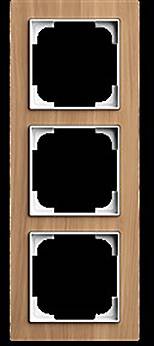 Ein vertikaler Holzrahmen mit drei gleichmäßig verteilten quadratischen Öffnungen, möglicherweise für Fotos oder Kunstwerke. Die Oberfläche des Rahmens weist eine natürliche Holzmaserung auf.