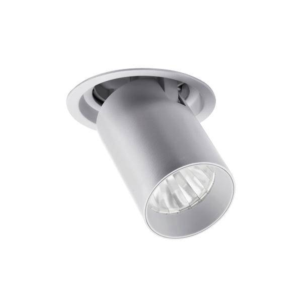 Silberner eingebauter verstellbarer Deckenspot auf weißem Hintergrund