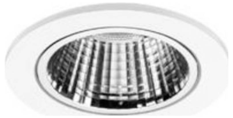 Einbauleuchte in der Decke mit reflektierendem silbernem Inneren und zentralem Fassungssockel.