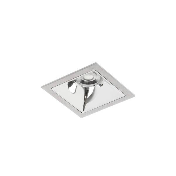 Quadratischer LED-Einbaustrahler mit verspiegeltem Chrominneren und zentraler Lüftnungsöffnung auf weißem Hintergrund.