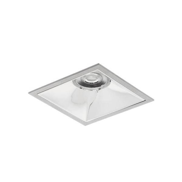 Quadratische eingebaute Deckenleuchte mit metallischer Einfassung und zentralem Reflektor, dargestellt auf einem einfachen weißen Hintergrund.