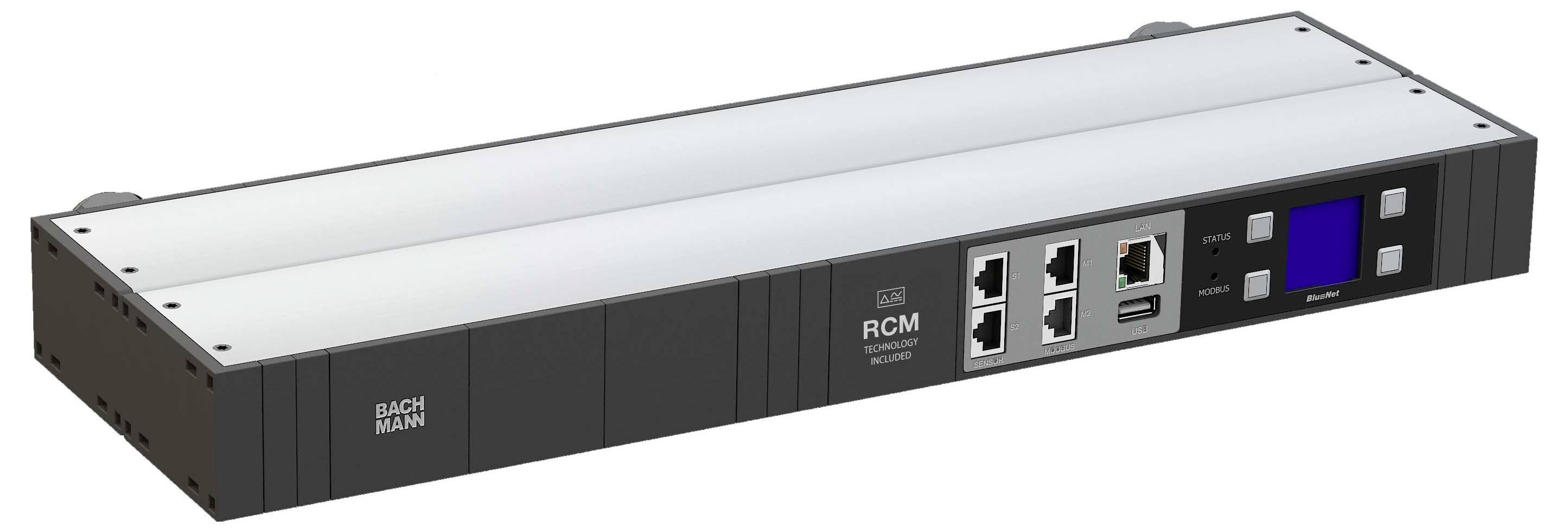Ein in Rack eingebautes Stromverteilgerät mit mehreren Netzwerk- und USB-Anschlüssen, einem kleinen Bildschirm und mit der Bezeichnung „RCM