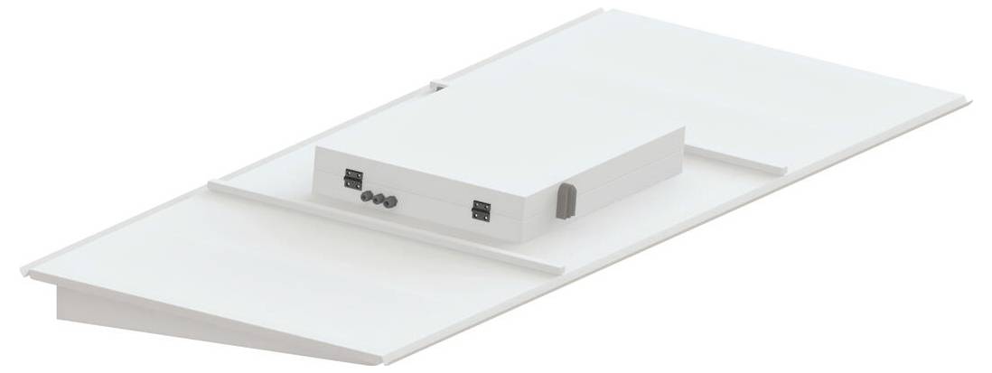 Ein weißes, rechteckiges Deckenpanel mit integrierter Steuereinheit, ausgestattet mit schwarzen Tasten und Anschlüssen, aus einem schrägen Blickwinkel betrachtet.