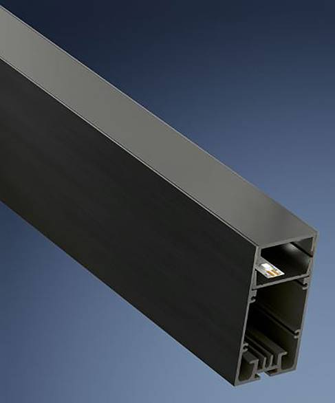 Aluminium-Extrusionsprofil mit inneren Kammern, gezeigt vor blauem Hintergrund.