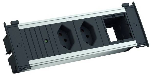 Ein rechteckiger Stromverteiler mit zwei Steckdosen und einem leeren Platz, eingebaut in einen metallischen Rahmen und schwarzes Gehäuse.