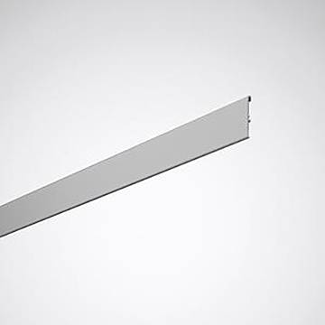 Ein langer, dünner, weißer Regalbretter, das sich diagonal von unten links nach oben rechts vor einem grauen Hintergrund erstreckt.