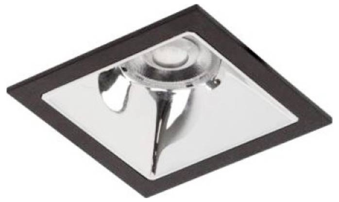 Quadratische Deckeneinbaulampe mit verchromtem Reflektor und zentraler Fassung, in schräger Ansicht auf weißem Hintergrund dargestellt.