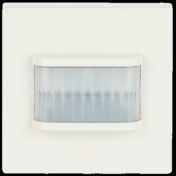 Eine quadratische weiße Leuchte mit einer gerillten, mattglasigen Abdeckung, an einer hellwandigen Wand montiert.