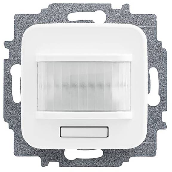 Ein quadratischer Bewegungsmelder-Schalter, montiert auf einer Metallrückplatte. Der Sensor hat eine weiße Abdeckung mit einem kleinen rechteckigen Knopf darunter.