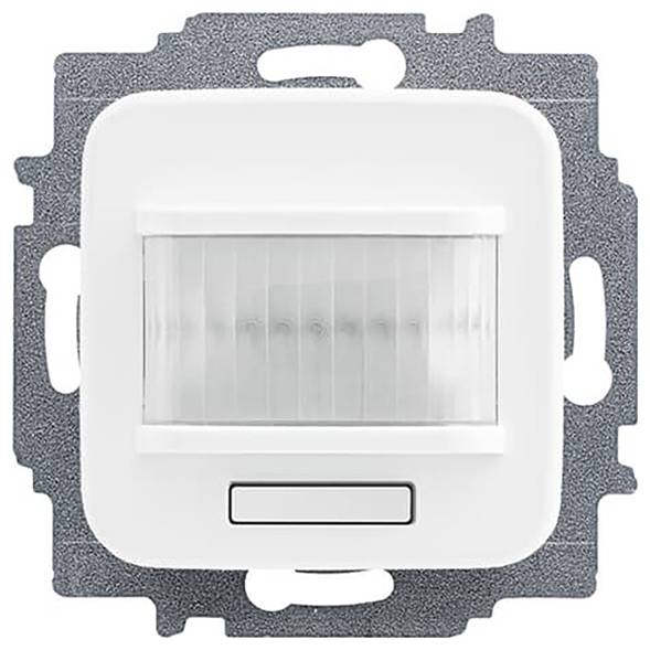 Ein weißer Bewegungsmelderschalter mit rechteckigem Objektiv, montiert auf einer Metallhalterung, zur Bewegungserkennung zur Steuerung der Beleuchtung.