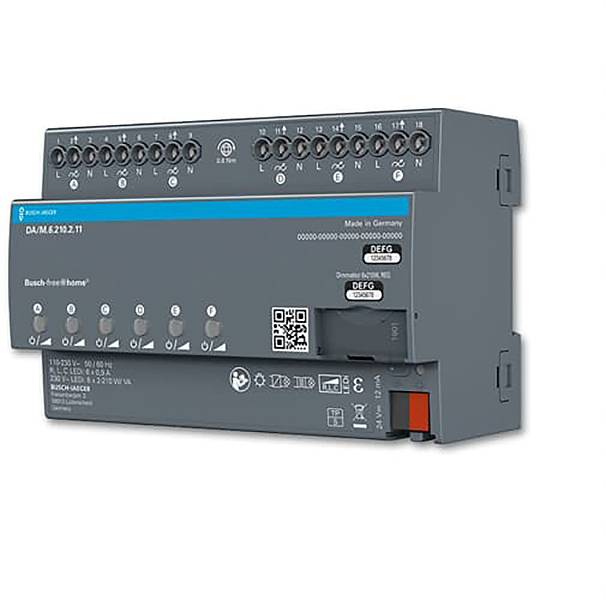 Ein elektronisches Gerät mit verschiedenen Anschlussanschlüssen mit den Nummern 1 bis 8, mit einem QR-Code, einem kleinen Display und einer Kennzeichnung, die angibt, dass es in Deutschland hergestellt ist.