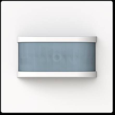 Ein rechteckiges modernes Wandlicht mit einem matt blauen Glaszentrum, eingerahmt von weißem Metall, an einer schlichten weißen Wand angebracht.