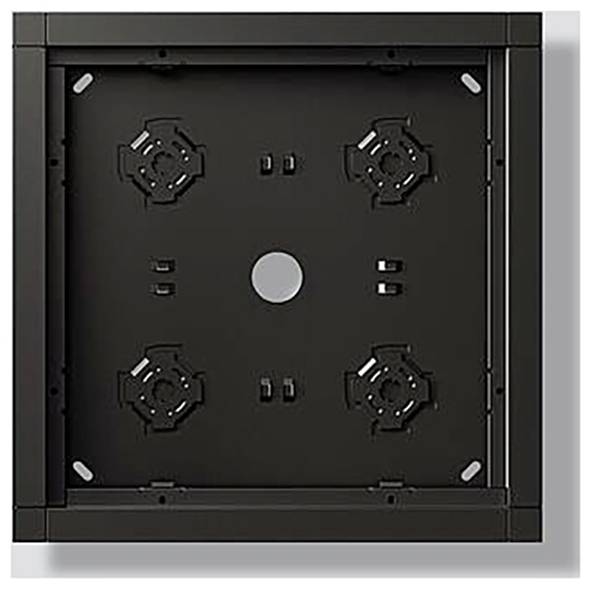 Eine quadratische Metallhalterung mit schwarzer Oberfläche, die symmetrische Befestigungsschlitze und ein zentrales Loch aufweist, entwickelt zum Anbringen eines Fernsehers oder Monitors.