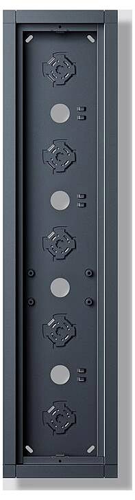 Ein hohes, rechteckiges Metallgestell mit fünf kreisförmigen Öffnungen und Montageklammern, wahrscheinlich zur Unterbringung von elektrischen oder Kommunikationsgeräten verwendet.