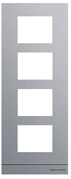 Ein Edelstahlrahmen mit vier vertikalen rechteckigen Öffnungen, am unteren Ende mit „Busch-Jaeger