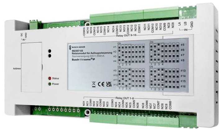 Ein weißes elektronisches Modul mit grünen Anschlussblöcken, mit der Bezeichnung „Busch-Welcome
