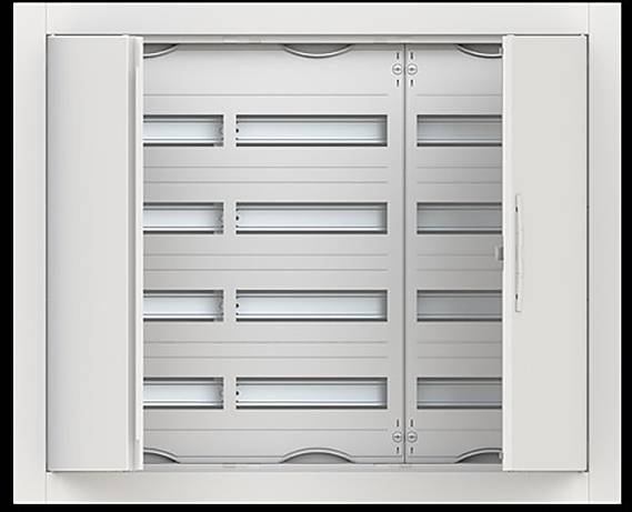 Ein leeres rechteckiges Elektroschaltschrank mit weißen Schiebetüren und einem Griff, bereit zur Installation von Leitungsschutzschaltern.