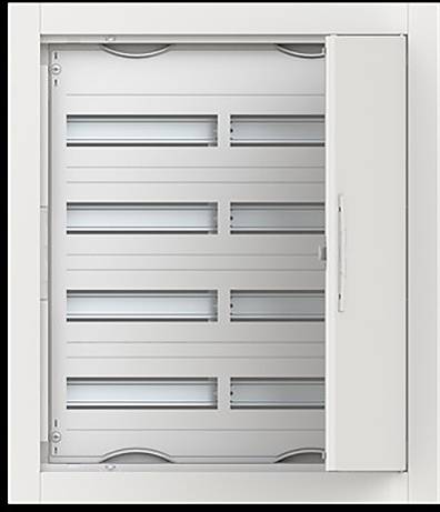 Elektrisches Schaltschrank mit glatter, geschlossener Tür und mehreren horizontalen Schlitzen für Leitungsschutzschalter, vor einem neutralen Hintergrund.