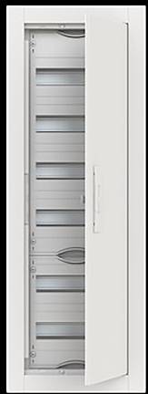 Ein offenes weißes Elektroverteiler mit mehreren leeren Plätzen für Leistungsschalter, das das Innere mit Metallschienen und einem Griff an der Tür zeigt.