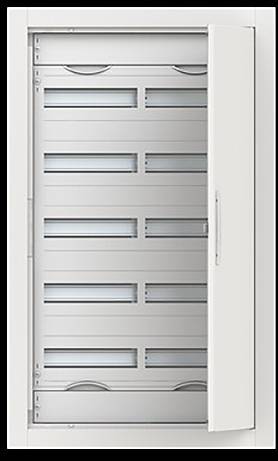 Geschlossenes elektrisches Schaltfeld mit einer vertikal geöffneten Tür, die horizontale Schlitze für Leistungsschalter freilegt. Das Schaltfeld ist weiß und grau.