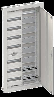 Ein offenes Elektroschaltfeld mit mehreren leeren Plätzen für Schutzschalter, untergebracht in einem weißen Gehäuse mit einer Tür mit Scharnieren auf der rechten Seite.