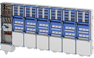 Ein Industriesteuerschrank mit mehreren blauen und silbernen Modulen, die auf der linken Seite Verdrahtung und Komponenten aufweisen.