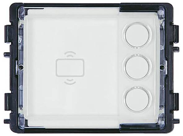 Eine rechteckige, metallische Betätigungsplatte mit einer vertikalen Naht und einem zentralen weißen Knopf, die zum Bedienen einer Toilettenspülanlage verwendet wird.