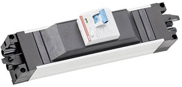 Ein Schutzschaltermodul mit schwarzweißem Gehäuse, ausgestattet mit einem blauen Schalter und gekennzeichnet für elektrische Verwendung.