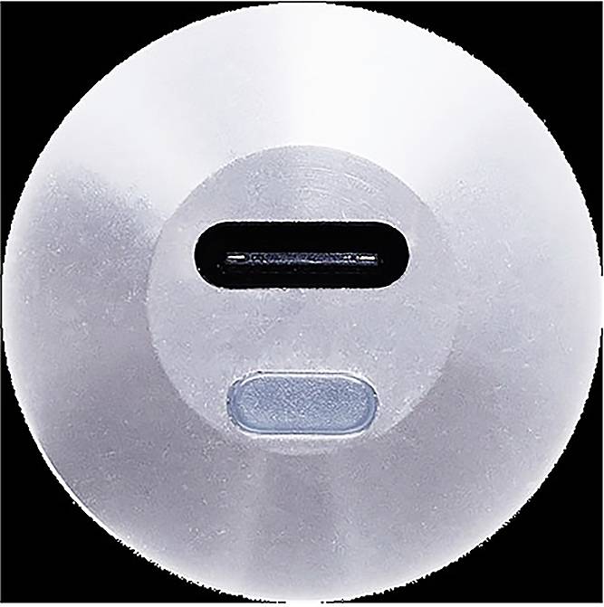 Eine Nahaufnahme eines runden Knopfes mit zwei horizontalen Schlitzen, der einem Ein-/Ausschalter und Aktivitätsindikator ähnelt, auf einer metallischen Oberfläche.