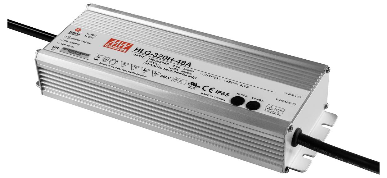 Ein quadratisches LED-Wachstumslichtpaneel hängt an Drähten und leuchtet hell.