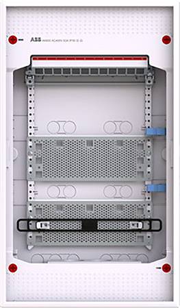 Ein offener Elektroverteiler mit leeren Plätzen für Leitungsschutzschalter, der metallische Rahmen und Klemmen in einem sauberen, weißen Gehäuse zeigt.