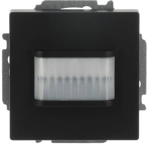 Eine schlanke, schwarze, moderne LED-Straßenleuchte auf einem hohen Mast vor neutralem Hintergrund, die zeitgenössisches urbanes Design präsentiert.