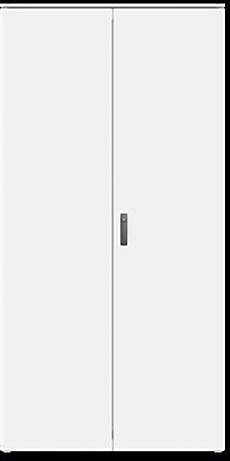 Ein hohes, weißes Lagerschrank mit zwei Türen und einem zentralen schwarzen Griff, geschlossen stehend.