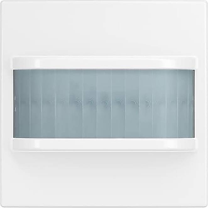 Ein weißer Bewegungsmelder mit gebogenem Design ist auf einer ebenen Fläche montiert. Er verfügt über eine horizontale Linse in der Mitte eines rechteckigen Gehäuses.