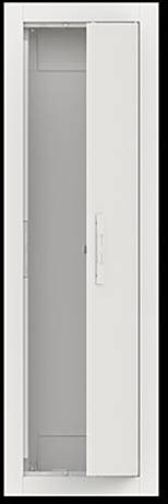 Eine weiße rechteckige Tür mit metallischem Griff ist teilweise geöffnet und zeigt einen kleinen Abschnitt eines leeren Innenraums eines Schranks.