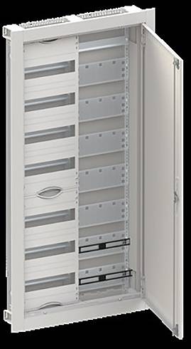 Ein offener Elektroschrank mit mehreren leeren Plätzen für Leitungsschutzschalter, die detaillierte interne Struktur zeigend. Tür weit offen.