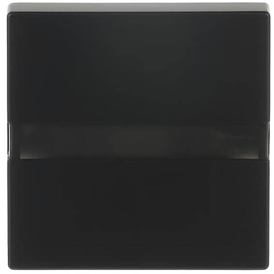 Ein matter schwarzes rechteckiges Objekt mit einem glänzenden horizontalen Streifen in der Mitte. Das Objekt wirkt einfach und minimalistisch im Design.