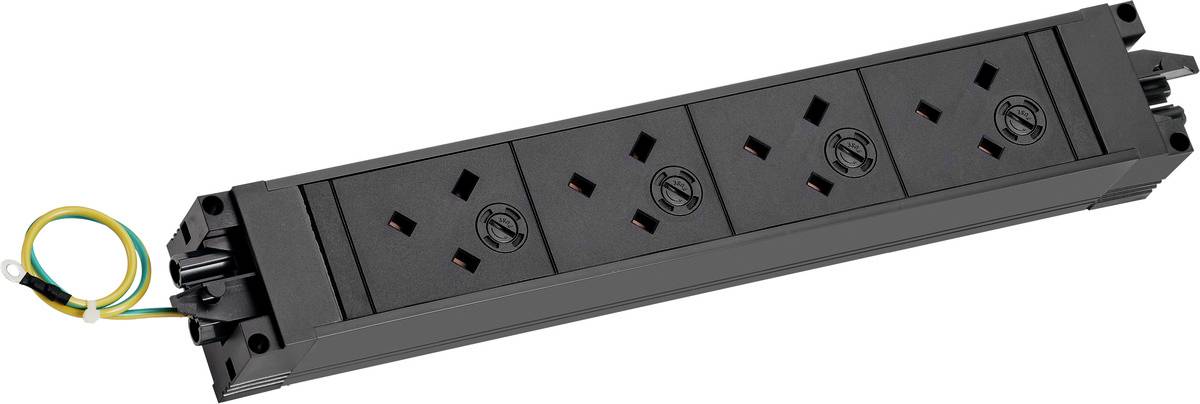 Schwarze Steckerleiste mit fünf Steckdosen und angebrachtem Kabel, dargestellt auf weißem Hintergrund.