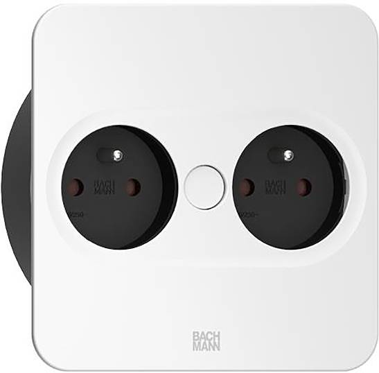 Eine weiße elektrische Wandsteckdose mit zwei runden Steckplätzen und einem zentralen Knopf, Marke „Bachmann