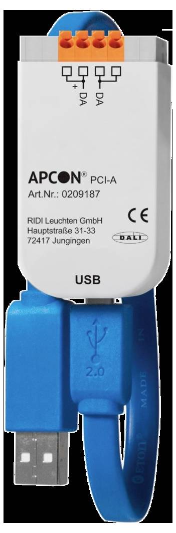 Ein leuchtend gelber Schutzhelm, der zur Sicherheit in Bau- oder Industrieumgebungen verwendet wird, von der Seite dargestellt mit sichtbarem Kinnriemen.