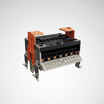 Ein Elektro-Klemmenblock mit orangefarbenen Steckanschlüssen und Metallstiften, entwickelt für sichere Drahtverbindungen in elektronischen Anwendungen.