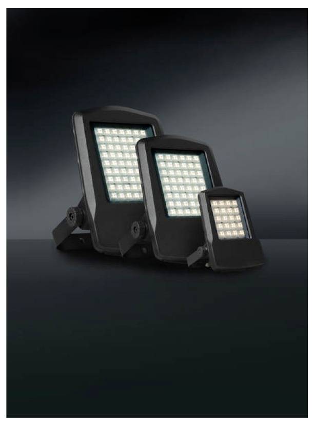 Drei LED-Flutlichter in zunehmenden Größen auf dunklem Hintergrund angeordnet, was auf Außen- oder Bühnenleuchtausrüstung hindeutet.