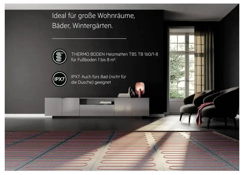 Elektrische Fußbodenheizung auf grauem Boden in modernem Wohnzimmer. Text zeigt Eigenschaften: geeignet für große Räume und Badezimmer; Schutzart IPX7.