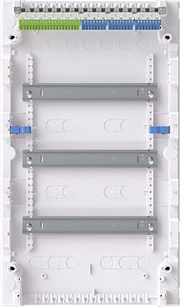 Eine Straßenleuchte mit einer modernen, rechteckigen LED-Leuchte auf einem hohen schwarzen Mast, vor einem schlichten grauen Hintergrund.